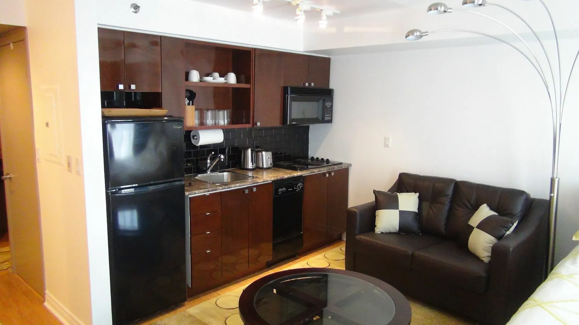 Visitor Accommodation 토론토 캐나다